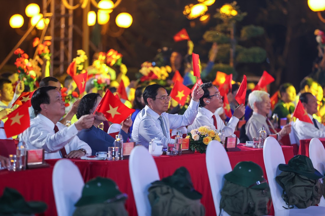 TRỰC TIẾP: 'Khúc tráng ca hòa bình' tái hiện và khắc ghi những trang sử hào hùng - Ảnh 4. TRỰC TIẾP: 'Khúc tráng ca hòa bình' tái hiện và khắc ghi những trang sử hào hùng - Ảnh 4.