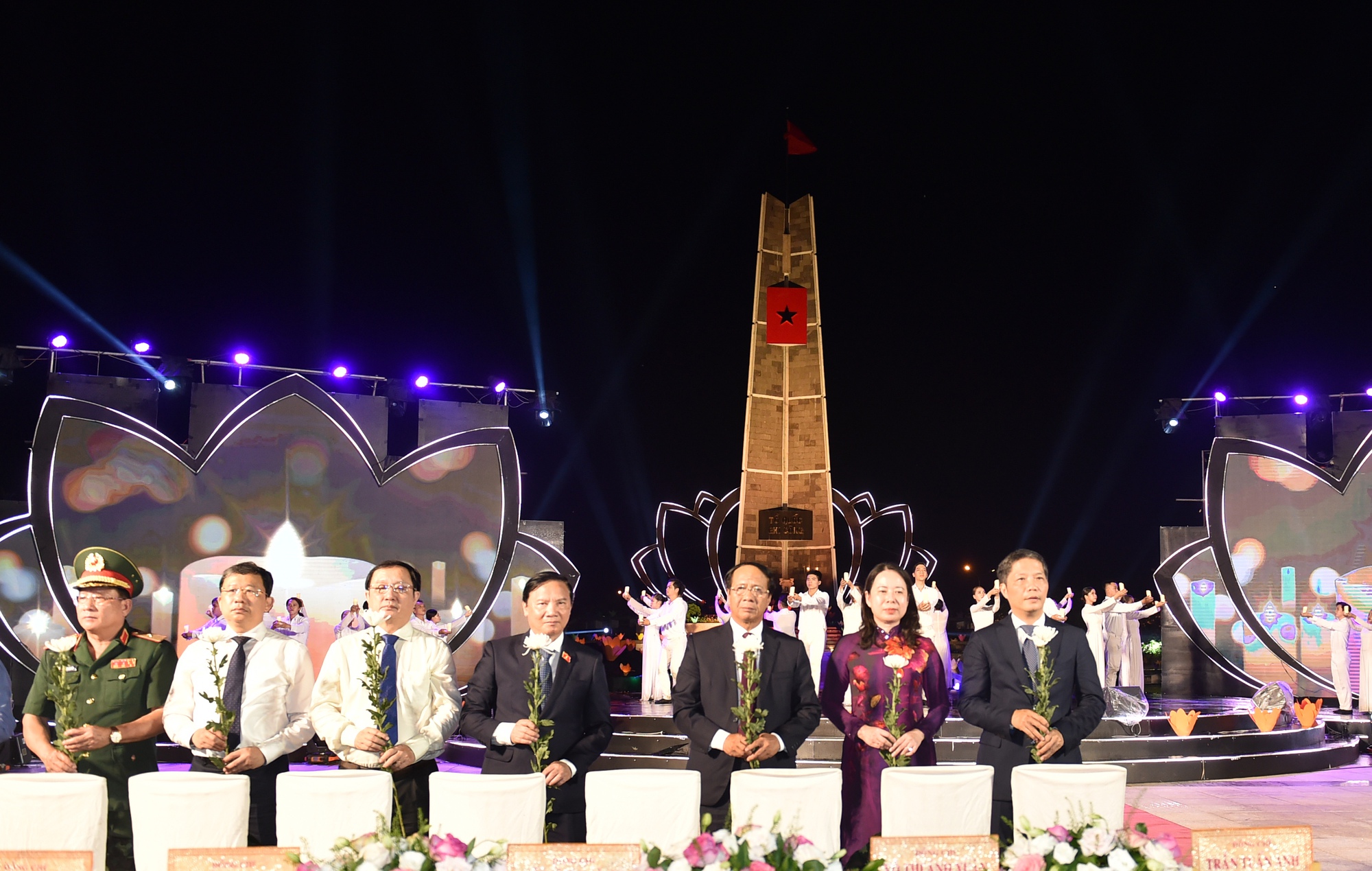 TRỰC TIẾP: 'Khúc tráng ca hòa bình' tái hiện và khắc ghi những trang sử hào hùng - Ảnh 10. TRỰC TIẾP: 'Khúc tráng ca hòa bình' tái hiện và khắc ghi những trang sử hào hùng - Ảnh 10.