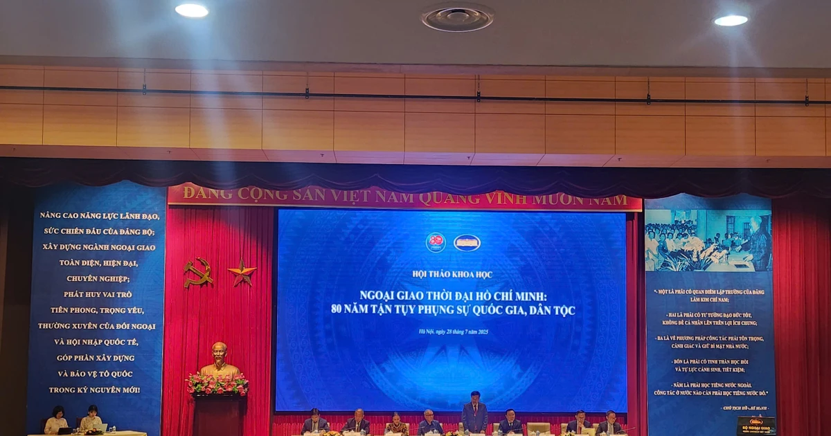 Ngoại giao thời đại Hồ Chí Minh: 80 năm tận tụy phụng sự quốc gia, dân tộc Ngoại giao thời đại Hồ Chí Minh: 80 năm tận tụy phụng sự quốc gia, dân tộc
