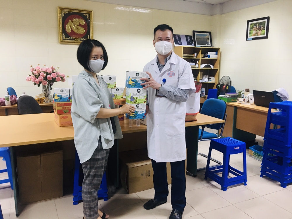 Tạp chí Thời Đại thăm và tặng quà cho xóm chạy thận Ngọc Hồi Hà Nội tap chi thoi dai tham va tang qua cho xom chay than ngoc hoi ha noi