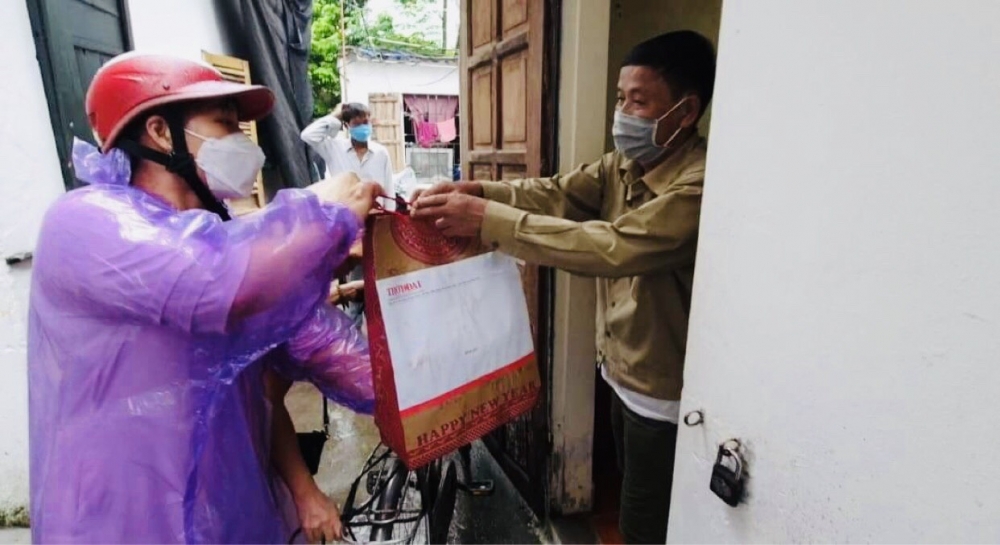 Tạp chí Thời Đại thăm và tặng quà cho xóm chạy thận Ngọc Hồi Hà Nội tap chi thoi dai tham va tang qua cho xom chay than ngoc hoi ha noi