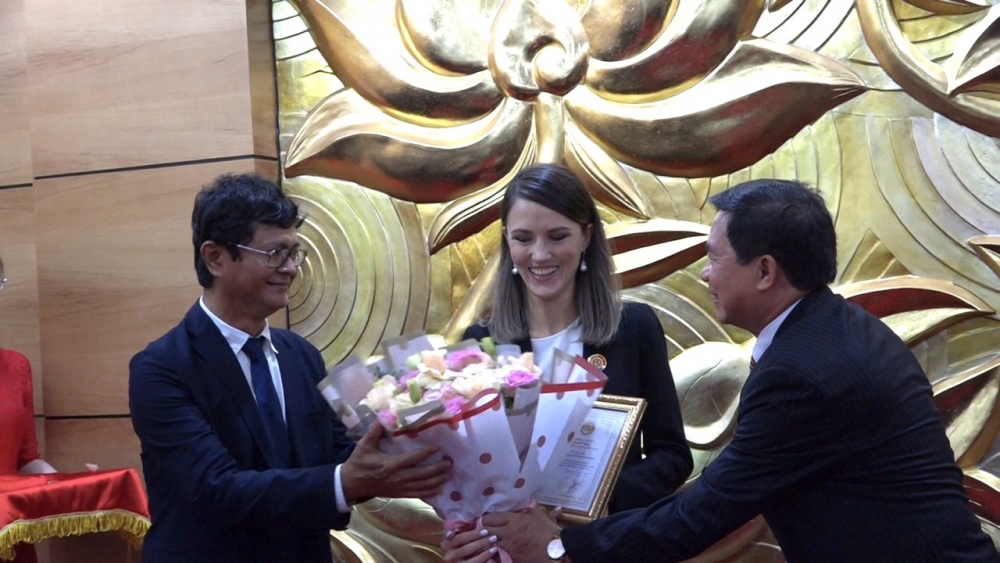 hoi huu nghi viet nga trao ki niem chuong cho can bo lien bang nga tai viet nam