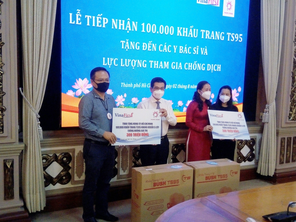 2 doanh nghiệp kiều bào tặng 100.000 khẩu trang TS95 cho y bác sĩ, lực lượng chống dịch TP.HCM 2 doanh nghiệp kiều bào tặng 100.000 khẩu trang TS95 cho y bác sĩ, lực lượng chống dịch TP.HCM