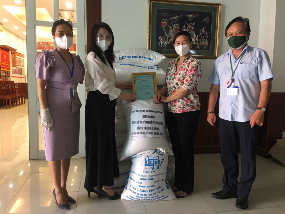 Liên hiệp Phụ nữ Doanh nhân Việt Nam tại Đài Loan (Trung Quốc) tặng 1 tấn gạo cho TP.HCM Liên hiệp Phụ nữ Doanh nhân Việt Nam tại Đài Loan (Trung Quốc) tặng 1 tấn gạo cho TP.HCM