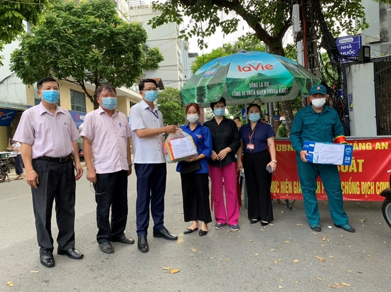 Đại sứ quán Bangladesh tại Việt Nam tặng quà cho người dân gặp khó khăn do Covid-19 tại Hà Nội Đại sứ quán Bangladesh tại Việt Nam tặng quà cho người dân gặp khó khăn do Covid-19 tại Hà Nội