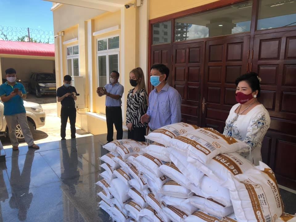Phát quà cứu trợ cho 67 hộ gia đình gốc Việt có hoàn cảnh khó khăn nhân ngày Vu Lan Phát quà cứu trợ cho 67 hộ gia đình gốc Việt có hoàn cảnh khó khăn nhân ngày Vu Lan