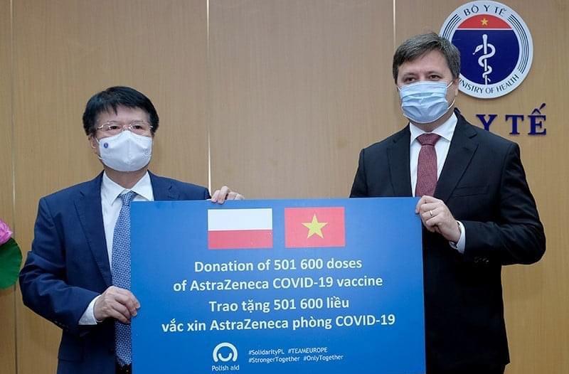 Tiếp nhận bàn giao hơn 501.000 liều vaccine Covid-19 do Ba Lan viện trợ Việt Nam Tiếp nhận bàn giao hơn 501.000 liều vaccine Covid-19 do Ba Lan viện trợ Việt Nam