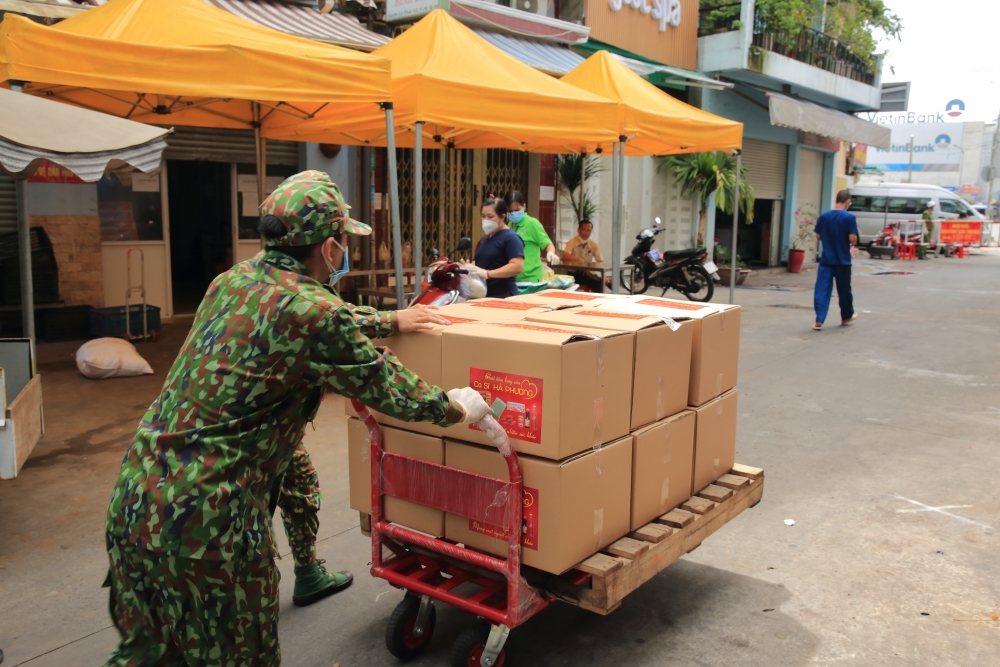 Gia đình ca sĩ Việt kiều Hà Phương hỗ trợ gạo và nhu yếu phẩm cho người dân TP.HCM Gia đình ca sĩ Việt kiều Hà Phương hỗ trợ gạo và nhu yếu phẩm cho người dân TP.HCM
