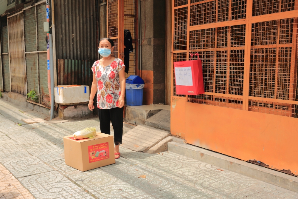 Gia đình ca sĩ Việt kiều Hà Phương hỗ trợ gạo và nhu yếu phẩm cho người dân TP.HCM Gia đình ca sĩ Việt kiều Hà Phương hỗ trợ gạo và nhu yếu phẩm cho người dân TP.HCM