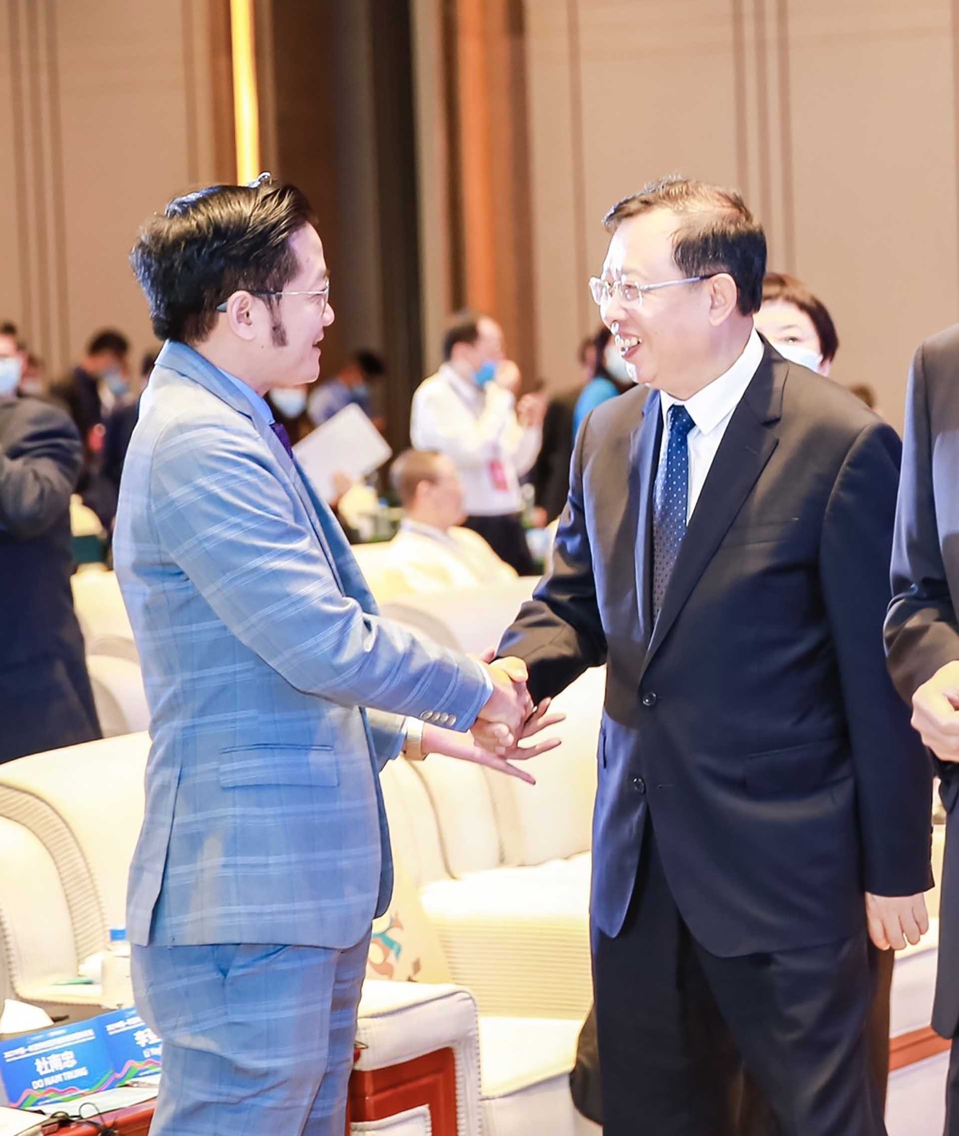 Tổng Lãnh sự Đỗ Nam Trung và Phó Chủ tịch Quảng Tây Lý Bân tại Diễn đàn hợp tác dược phẩm Trung Quốc-ASEAN lần thứ 6. Tổng Lãnh sự Đỗ Nam Trung và Phó Chủ tịch Quảng Tây Lý Bân tại Diễn đàn hợp tác dược phẩm Trung Quốc-ASEAN lần thứ 6.