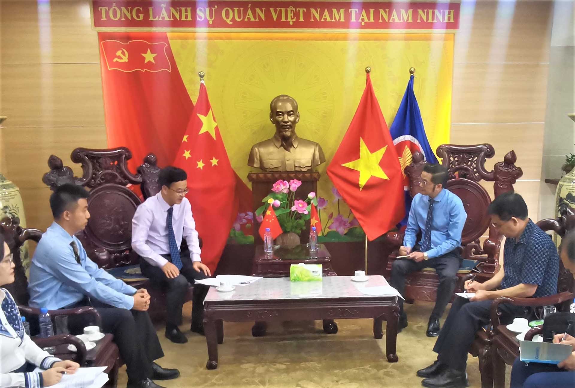 Tổng Lãnh sự Đỗ Nam Trung và Phó Thị trưởng Phòng Thành Cảng Vương Liệt Quân. Tổng Lãnh sự Đỗ Nam Trung và Phó Thị trưởng Phòng Thành Cảng Vương Liệt Quân.