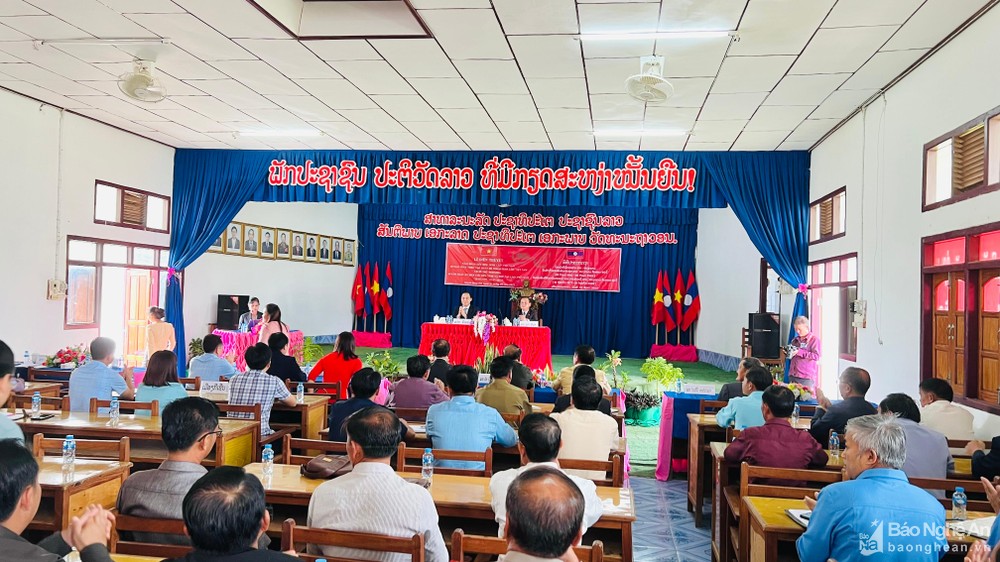 Kỷ niệm 60 năm ngày thiết lập quan hệ ngoại giao Việt Nam - Lào tại huyện Noọng Hét (tỉnh Xiêng Khoảng - Lào) ảnh 1