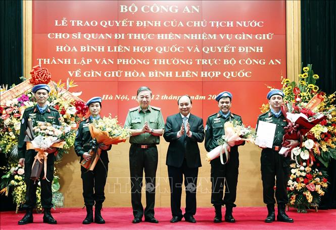 Chủ tịch nước trao quyết định cho sĩ quan công an đi thực hiện gìn giữ hòa bình LHQ - Ảnh 3. Chủ tịch nước trao quyết định cho sĩ quan công an đi thực hiện gìn giữ hòa bình LHQ - Ảnh 3.