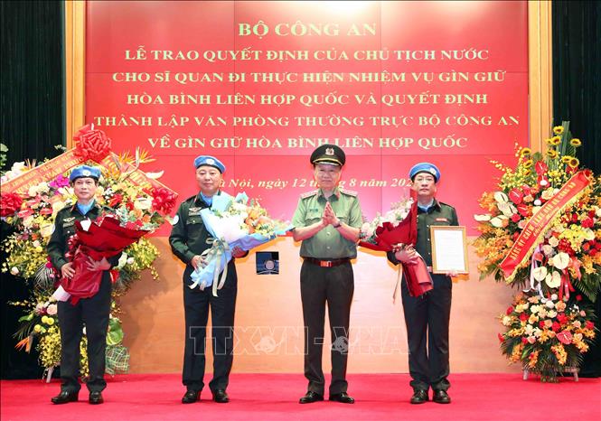 Chủ tịch nước trao quyết định cho sĩ quan công an đi thực hiện gìn giữ hòa bình LHQ - Ảnh 4. Chủ tịch nước trao quyết định cho sĩ quan công an đi thực hiện gìn giữ hòa bình LHQ - Ảnh 4.