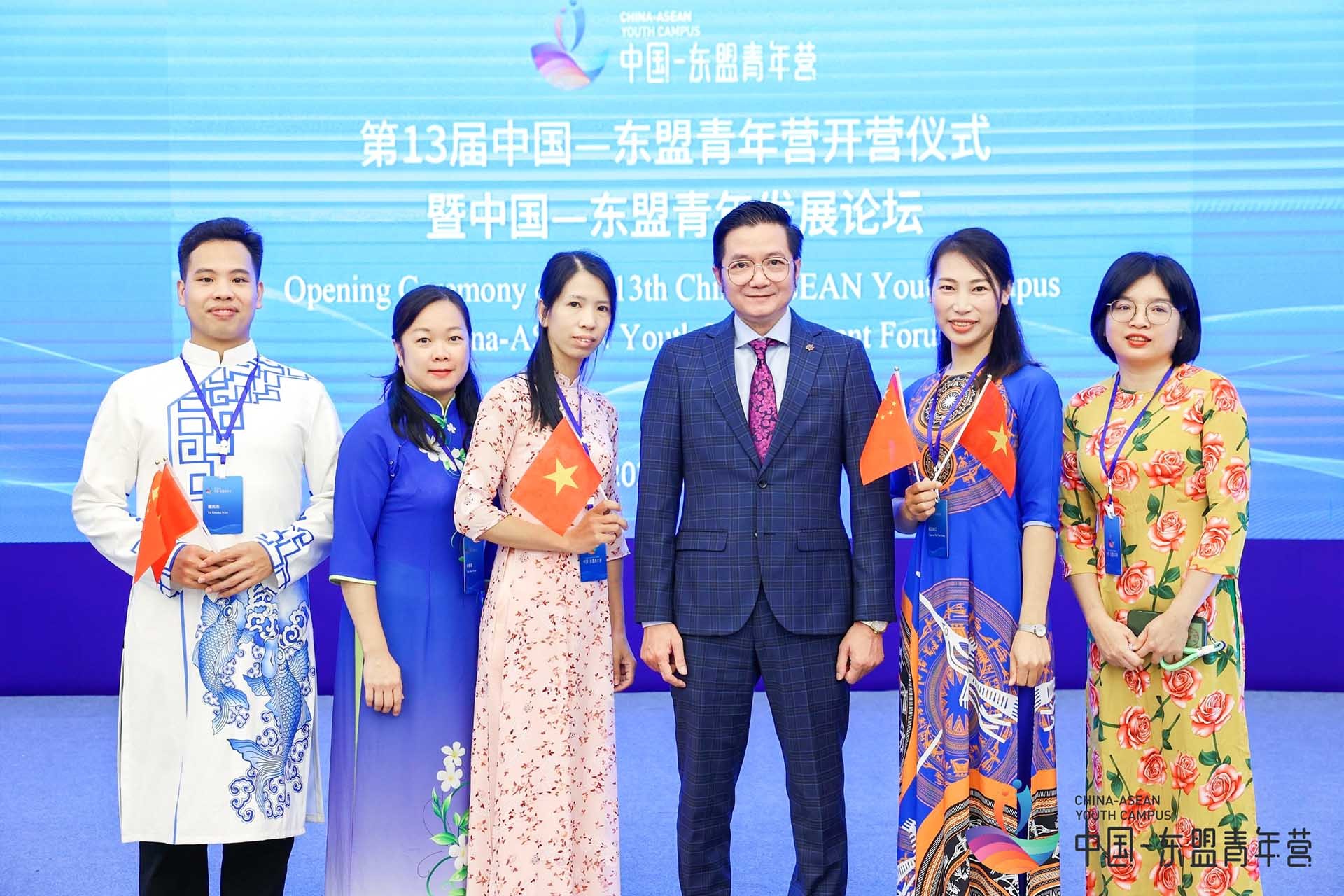 Tổng lãnh sự Đỗ Nam Trung và đại diện Việt Nam tham dự Hội trại.