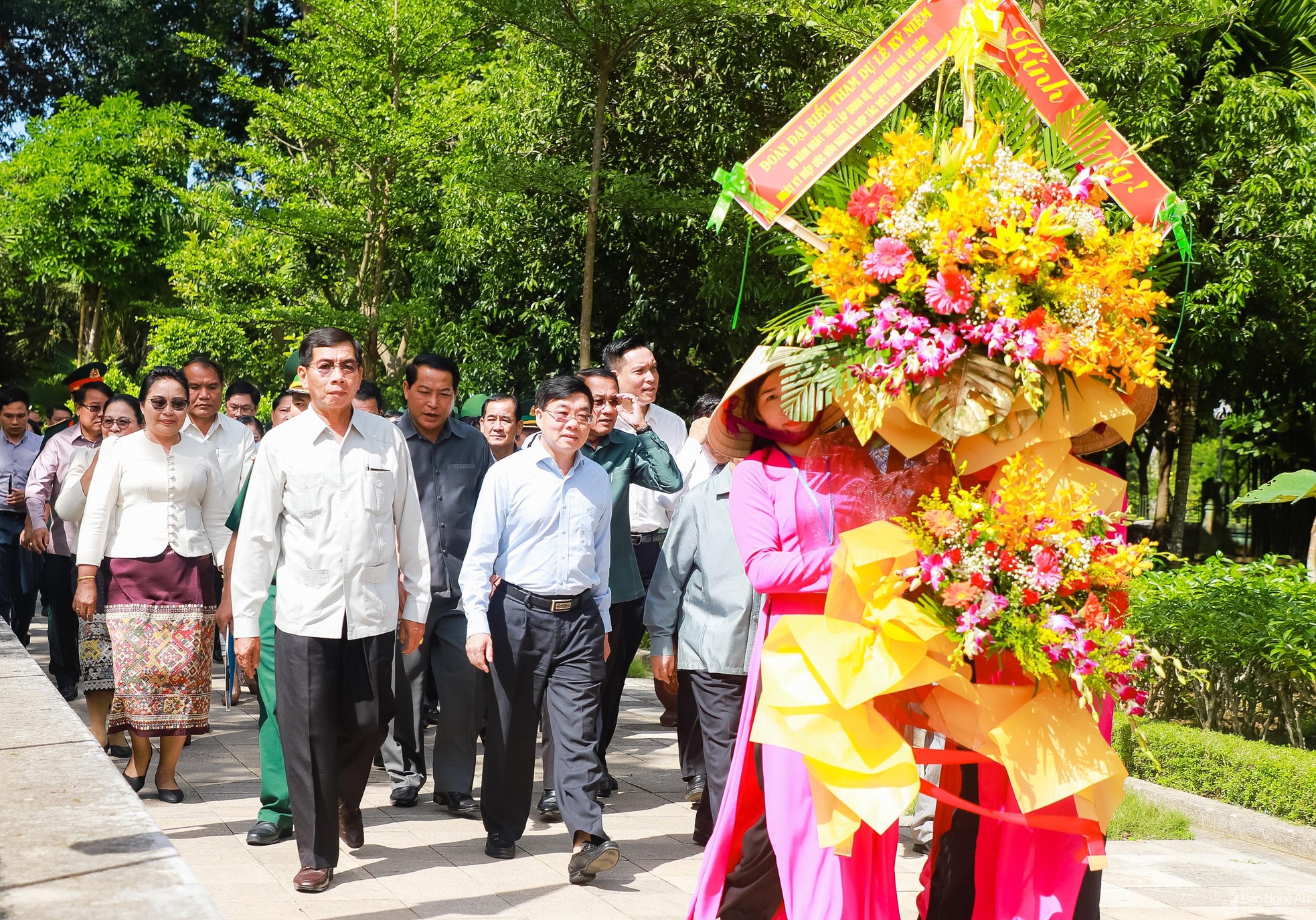 Đoàn đại biểu Việt Nam - Lào dâng hương tưởng niệm Chủ tịch Hồ Chí Minh Đoàn đại biểu Việt Nam - Lào dâng hương tưởng niệm Chủ tịch Hồ Chí Minh ảnh 1