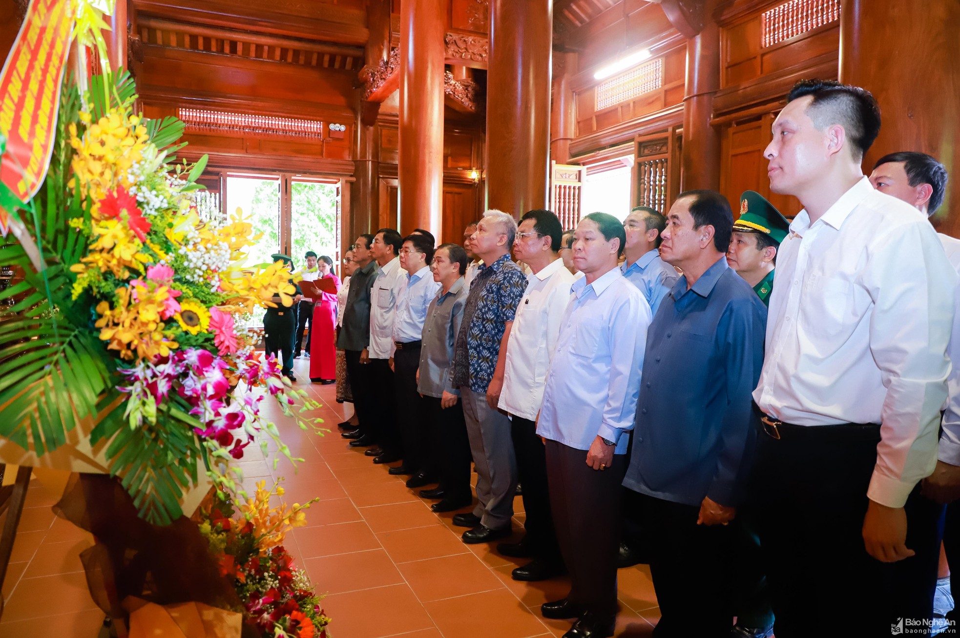 Đoàn đại biểu Việt Nam - Lào dâng hương tưởng niệm Chủ tịch Hồ Chí Minh Đoàn đại biểu Việt Nam - Lào dâng hương tưởng niệm Chủ tịch Hồ Chí Minh ảnh 3