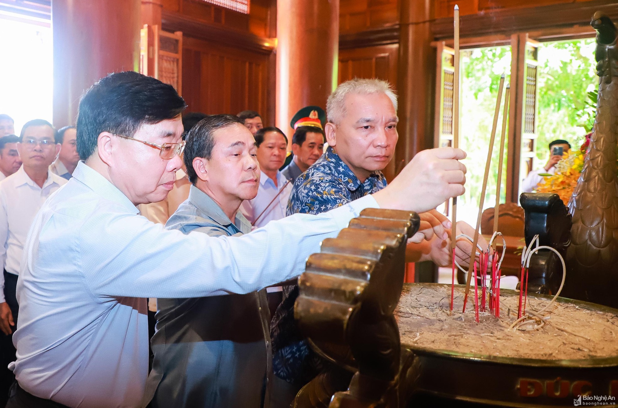 Đoàn đại biểu Việt Nam - Lào dâng hương tưởng niệm Chủ tịch Hồ Chí Minh Đoàn đại biểu Việt Nam - Lào dâng hương tưởng niệm Chủ tịch Hồ Chí Minh ảnh 4