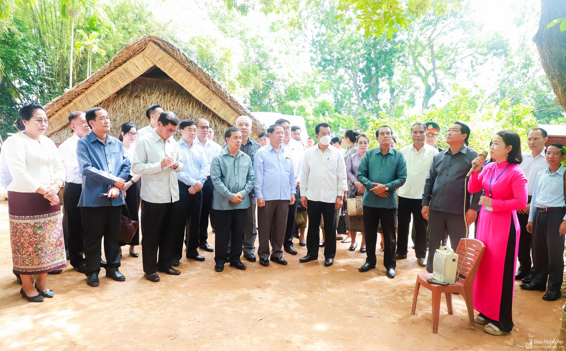 Đoàn đại biểu Việt Nam - Lào dâng hương tưởng niệm Chủ tịch Hồ Chí Minh Đoàn đại biểu Việt Nam - Lào dâng hương tưởng niệm Chủ tịch Hồ Chí Minh ảnh 6