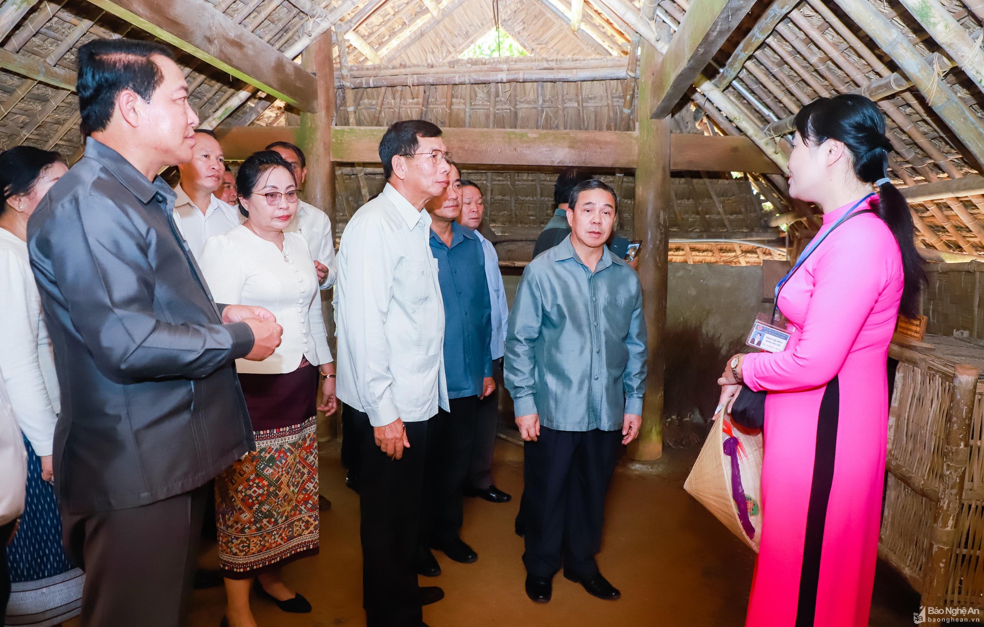 Đoàn đại biểu Việt Nam - Lào dâng hương tưởng niệm Chủ tịch Hồ Chí Minh Đoàn đại biểu Việt Nam - Lào dâng hương tưởng niệm Chủ tịch Hồ Chí Minh ảnh 5