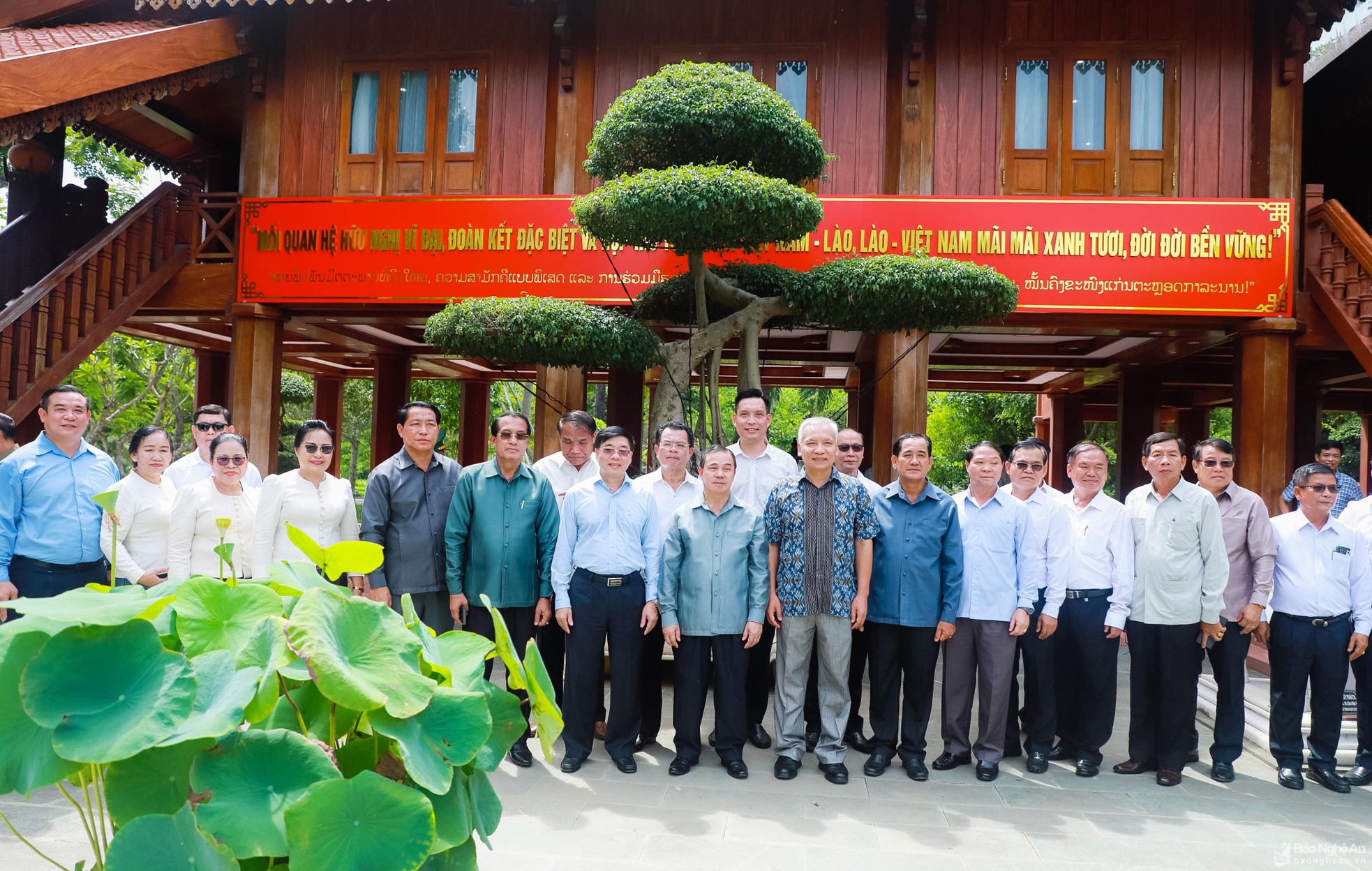 Đoàn đại biểu Việt Nam - Lào dâng hương tưởng niệm Chủ tịch Hồ Chí Minh Đoàn đại biểu Việt Nam - Lào dâng hương tưởng niệm Chủ tịch Hồ Chí Minh ảnh 7