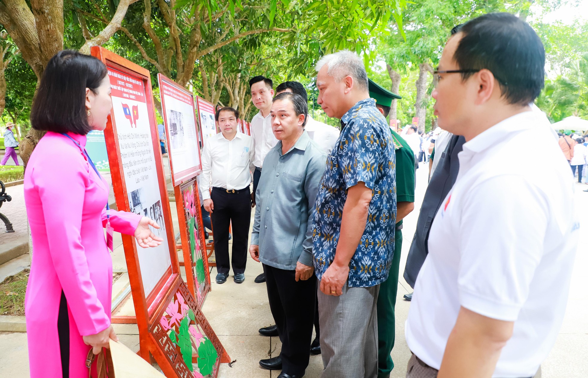 Đoàn đại biểu Việt Nam - Lào dâng hương tưởng niệm Chủ tịch Hồ Chí Minh Đoàn đại biểu Việt Nam - Lào dâng hương tưởng niệm Chủ tịch Hồ Chí Minh ảnh 9