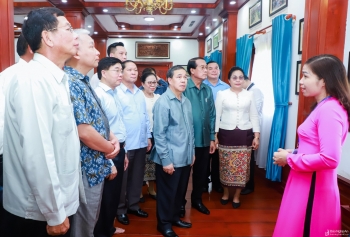 Đoàn đại biểu Việt Nam - Lào dâng hương tưởng niệm Chủ tịch Hồ Chí Minh