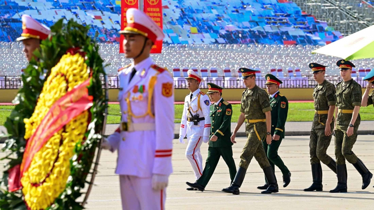 Quân nhân Nga, Lào và Campuchia vào Lăng viếng Chủ tịch Hồ Chí Minh Quân nhân Nga, Lào và Campuchia vào Lăng viếng Chủ tịch Hồ Chí Minh