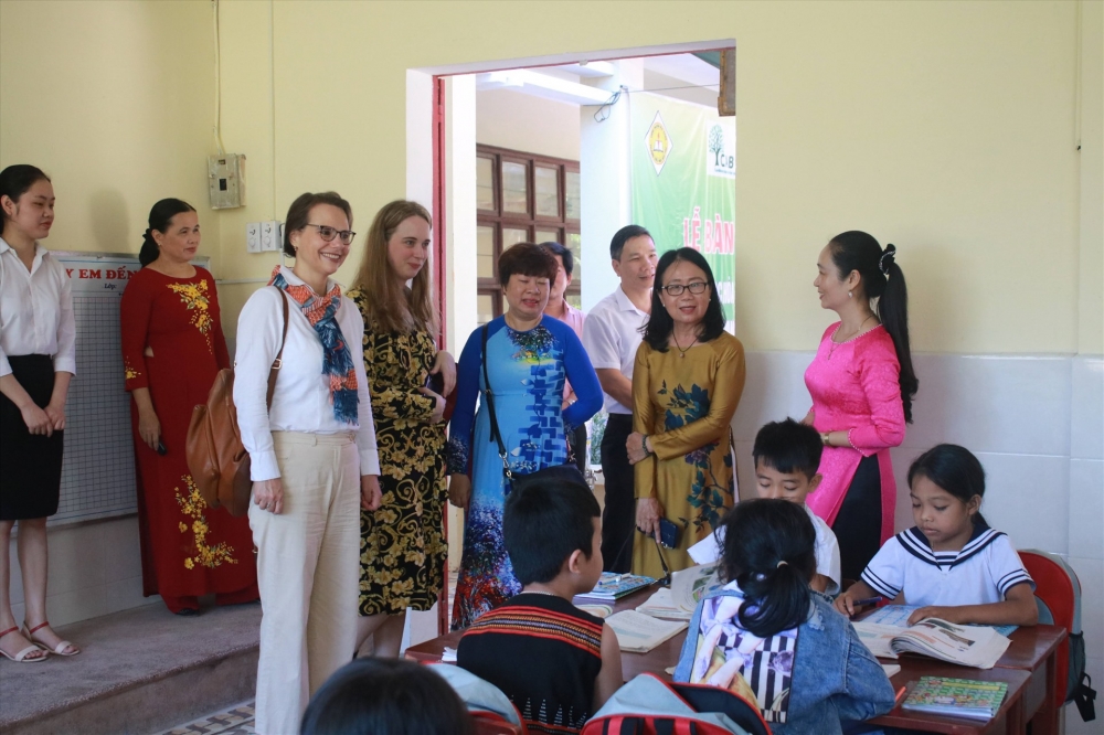 hoi dong bao an lien hop quoc thong qua tuyen bo chu tich ve tre em va xung dot vu trang