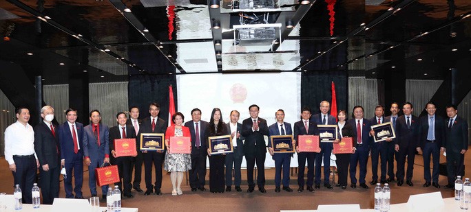 Cuộc ''tiếp xúc cử tri đặc biệt'' của Chủ tịch Quốc hội Vương Đình Huệ và người Việt ở 6 nước Châu Âu Cuộc ''tiếp xúc cử tri đặc biệt'' của Chủ tịch Quốc hội Vương Đình Huệ và người Việt ở 6 nước Châu Âu