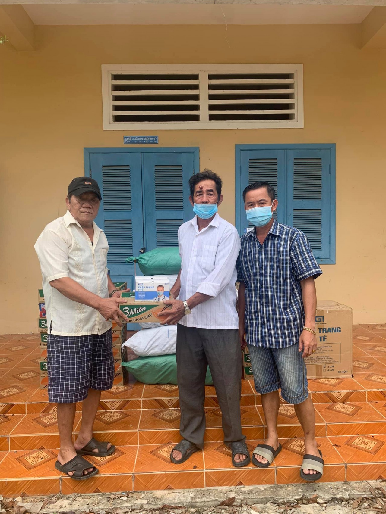 Tặng quà cho các hộ gia đình gốc Việt gặp khó khăn tại tỉnh Takeo, tỉnh Koh Kong (Campuchia) Tặng quà cho các hộ gia đình gốc Việt gặp khó khăn tại tỉnh Takeo, tỉnh Koh Kong (Campuchia)
