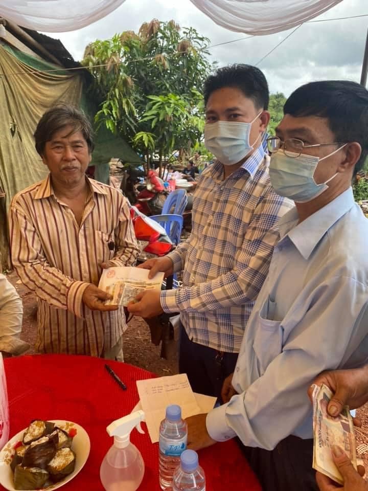 Tặng quà cho các hộ gia đình gốc Việt gặp khó khăn tại tỉnh Takeo, tỉnh Koh Kong (Campuchia) Tặng quà cho các hộ gia đình gốc Việt gặp khó khăn tại tỉnh Takeo, tỉnh Koh Kong (Campuchia)