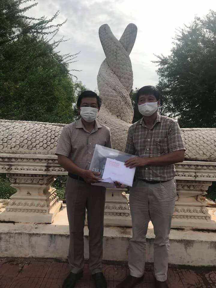 Tặng quà cho các hộ gia đình gốc Việt gặp khó khăn tại tỉnh Takeo, tỉnh Koh Kong (Campuchia) Tặng quà cho các hộ gia đình gốc Việt gặp khó khăn tại tỉnh Takeo, tỉnh Koh Kong (Campuchia)