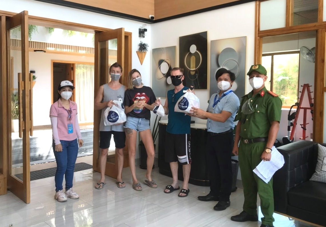 Đà Nẵng, TP. Hồ Chí Minh tiêm phòng vaccine, tặng túi an sinh cho người nước ngoài, kiều bào Đà Nẵng, TP. Hồ Chí Minh tiêm phòng vaccine, tặng túi an sinh cho người nước ngoài, kiều bào