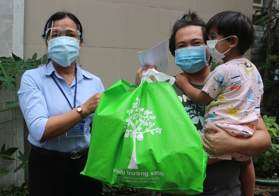 Đà Nẵng, TP. Hồ Chí Minh tiêm phòng vaccine, tặng túi an sinh cho người nước ngoài, kiều bào Đà Nẵng, TP. Hồ Chí Minh tiêm phòng vaccine, tặng túi an sinh cho người nước ngoài, kiều bào