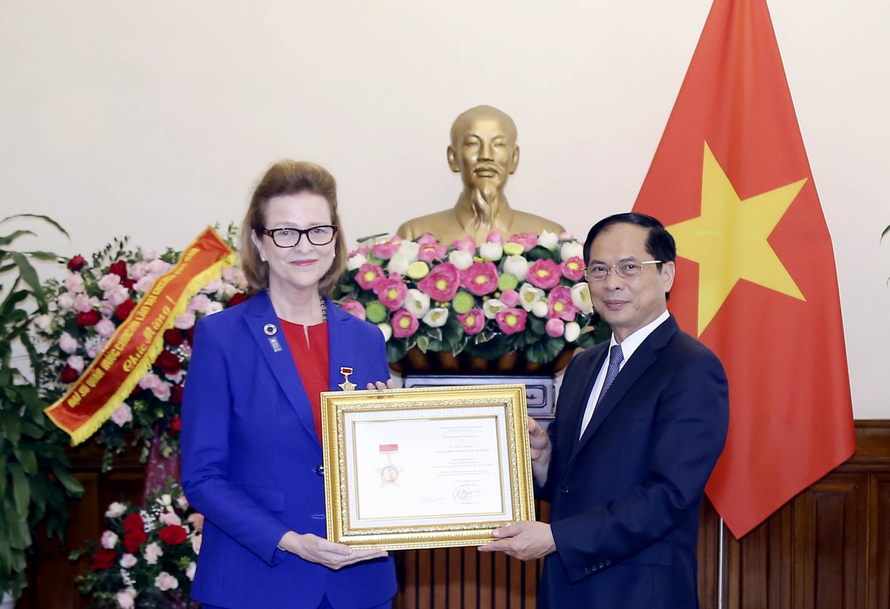 Bộ trưởng Ngoại giao Bùi Thanh Sơn trao Kỷ niệm chương “Vì sự nghiệp Ngoại giao” và tiếp Bà Caitlin Wiesen, Đại diện thường trú UNDP tại Việt Nam Bộ trưởng Ngoại giao Bùi Thanh Sơn trao Kỷ niệm chương “Vì sự nghiệp Ngoại giao” và tiếp Bà Caitlin Wiesen, Đại diện thường trú UNDP tại Việt Nam