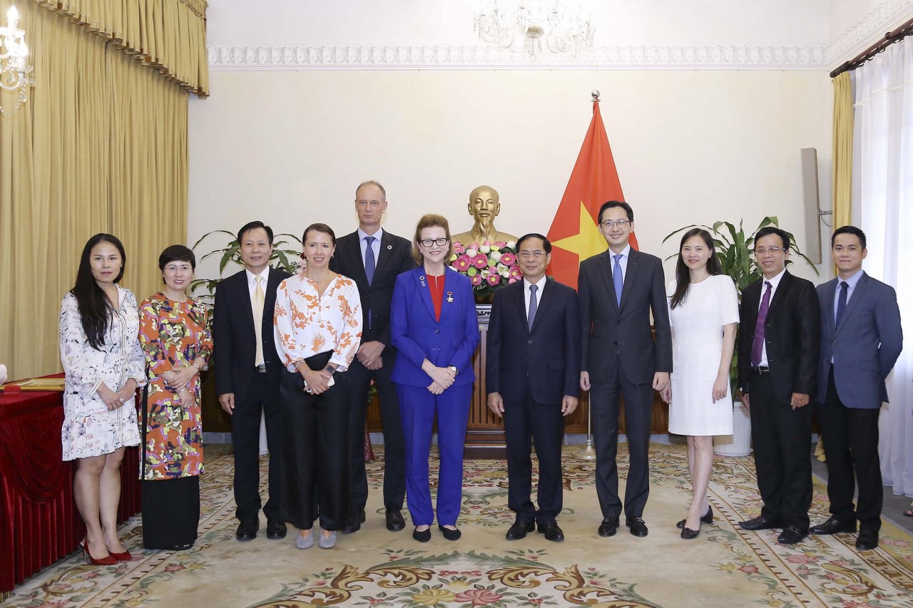 Bộ trưởng Ngoại giao Bùi Thanh Sơn trao Kỷ niệm chương “Vì sự nghiệp Ngoại giao” và tiếp Bà Caitlin Wiesen, Đại diện thường trú UNDP tại Việt Nam, đến chào từ biệt Bộ trưởng Ngoại giao Trao tặng kỷ niệm chương cho Trưởng đại diện UNDP tại Việt Nam