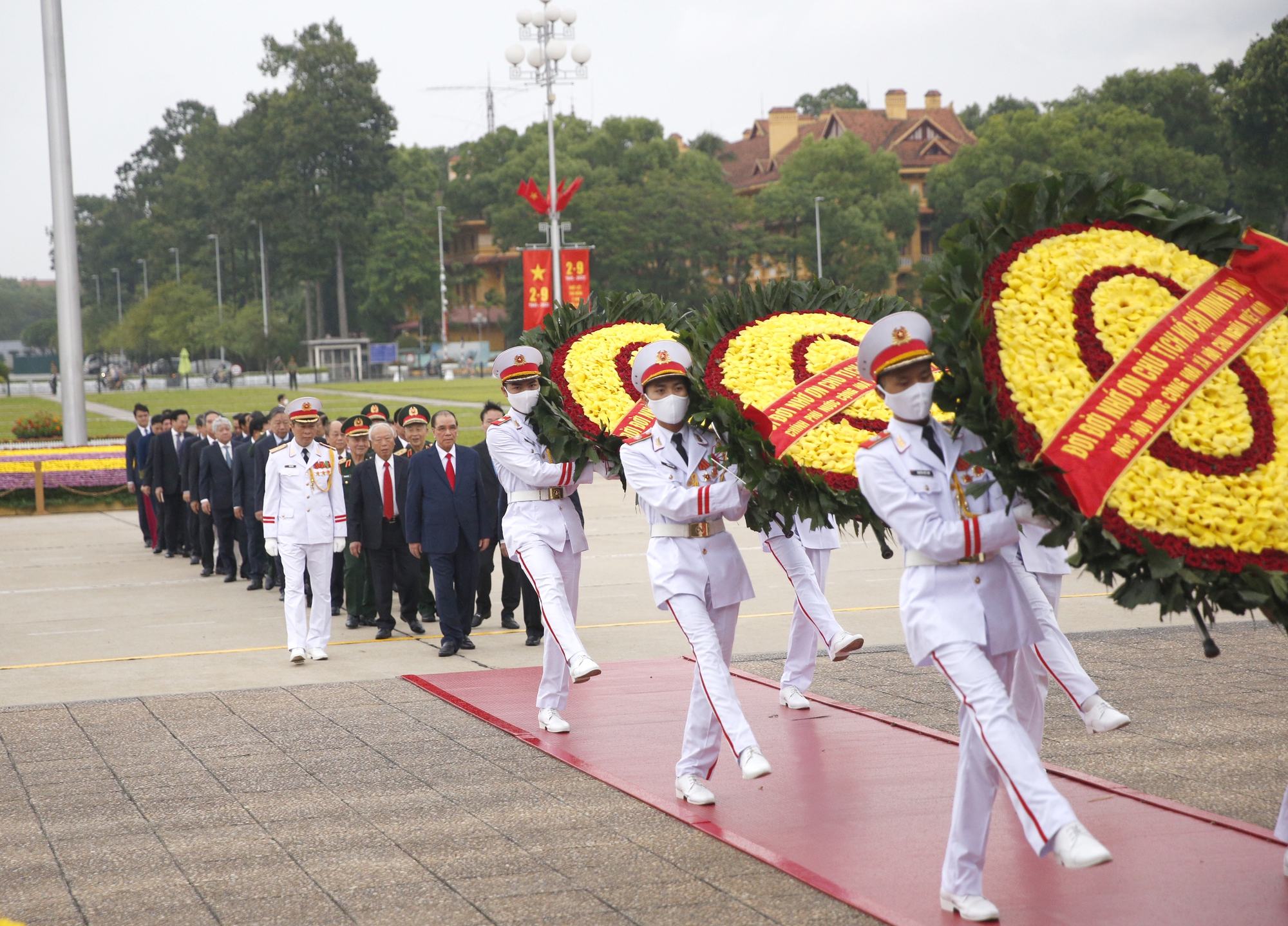 Lãnh đạo Đảng và Nhà nước viếng Chủ tịch Hồ Chí Minh - Ảnh 2. Lãnh đạo Đảng và Nhà nước viếng Chủ tịch Hồ Chí Minh - Ảnh 2.