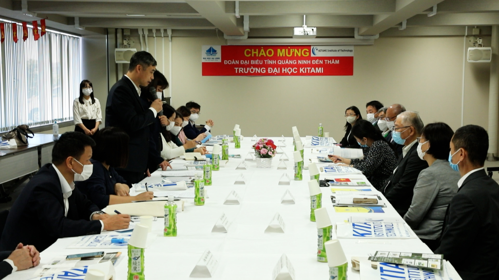 Ông Trần Trung Vỹ, Phó Hiệu trưởng Đại học Hạ Long giới thiệu về các ngành nghề đào tạo thế mạnh của trường.