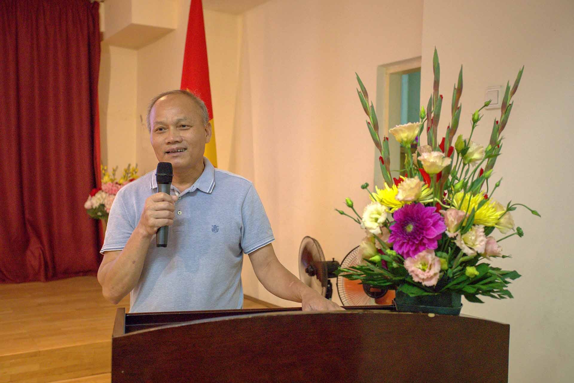Ông Nguyễn Văn Tới, Chủ tịch Hội Doanh nghiệp, nguyên Chủ tịch Hội Người Việt Nam tại Romania phát biểu. Ông Nguyễn Văn Tới, Chủ tịch Hội Doanh nghiệp, nguyên Chủ tịch Hội Người Việt Nam tại Romania phát biểu.