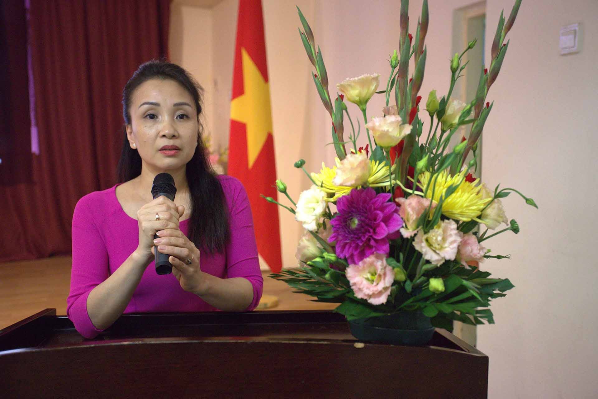 Chị Phạm Thị Hồng Duyên phát biểu Chị Phạm Thị Hồng Duyên phát biểu