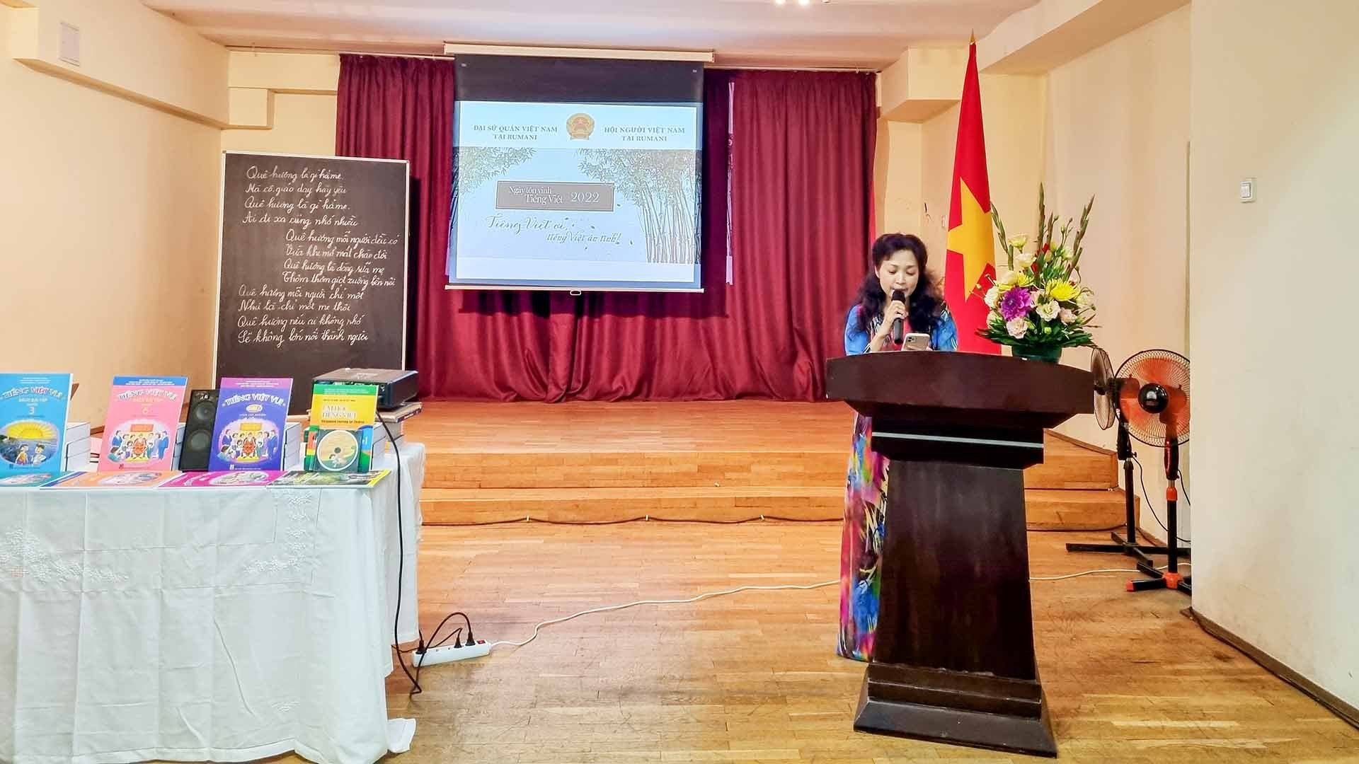 Chị Nguyễn Hồng Liên, Phó Chủ nhiệm Câu lạc bộ Phụ nữ, giảng viên lớp tiếng Việt phát biểu tại sự kiện. Chị Nguyễn Hồng Liên, Phó Chủ nhiệm Câu lạc bộ Phụ nữ, giảng viên lớp tiếng Việt phát biểu tại sự kiện.