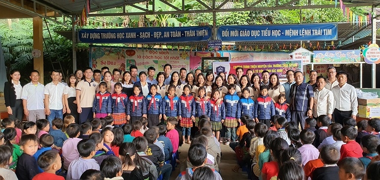 Trường THCS Từ Sơn (Bắc Ninh) và Liên hiệp hữu nghị tỉnh Yên Bái tặng quà các em học sinh huyện Mù Cang Chải Trường THCS Từ Sơn (Bắc Ninh) và Liên hiệp hữu nghị tỉnh Yên Bái tặng quà các em học sinh huyện Mù Cang Chải