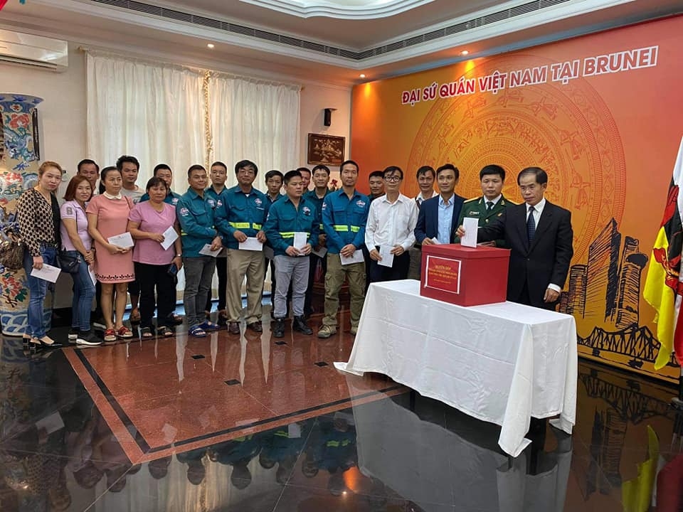 Đại sứ quán Việt Nam tại Brunei, Canada phát động ủng hộ đồng bào miền Trung Đại sứ quán Việt Nam tại Brunei, Canada phát động ủng hộ đồng bào miền Trung