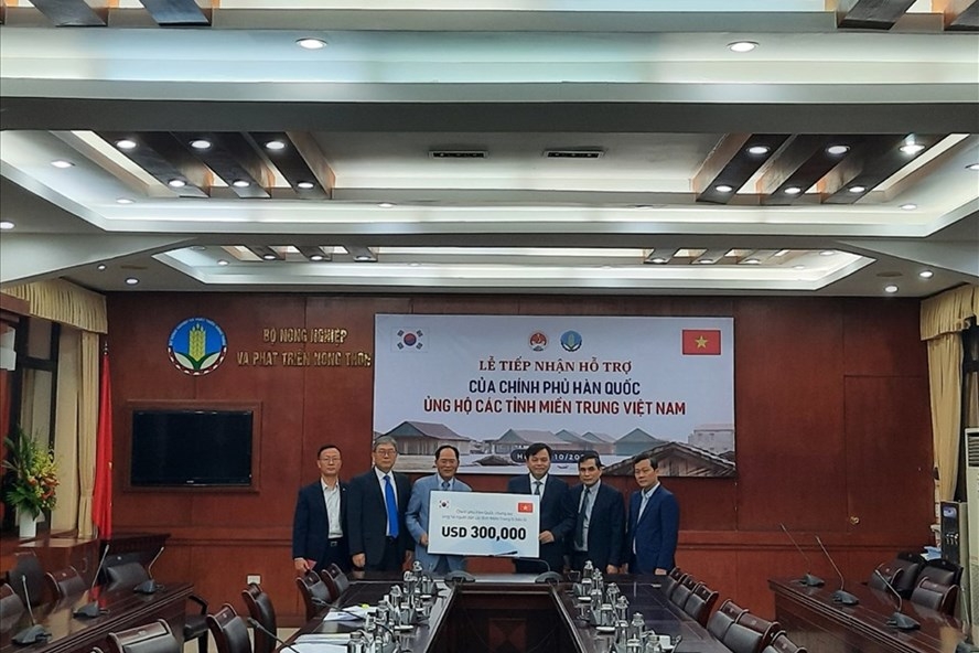 Hàn Quốc và Australia hỗ trợ đồng bào miền Trung bị lũ lụt Hàn Quốc và Australia hỗ trợ đồng bào miền Trung bị lũ lụt