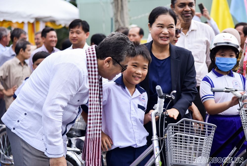 Đại sứ quán các nước và bạn bè quốc tế xây cầu, tặng quà cho nhân dân tỉnh Bến Tre Đại sứ quán các nước và bạn bè quốc tế xây cầu, tặng quà cho nhân dân tỉnh Bến Tre