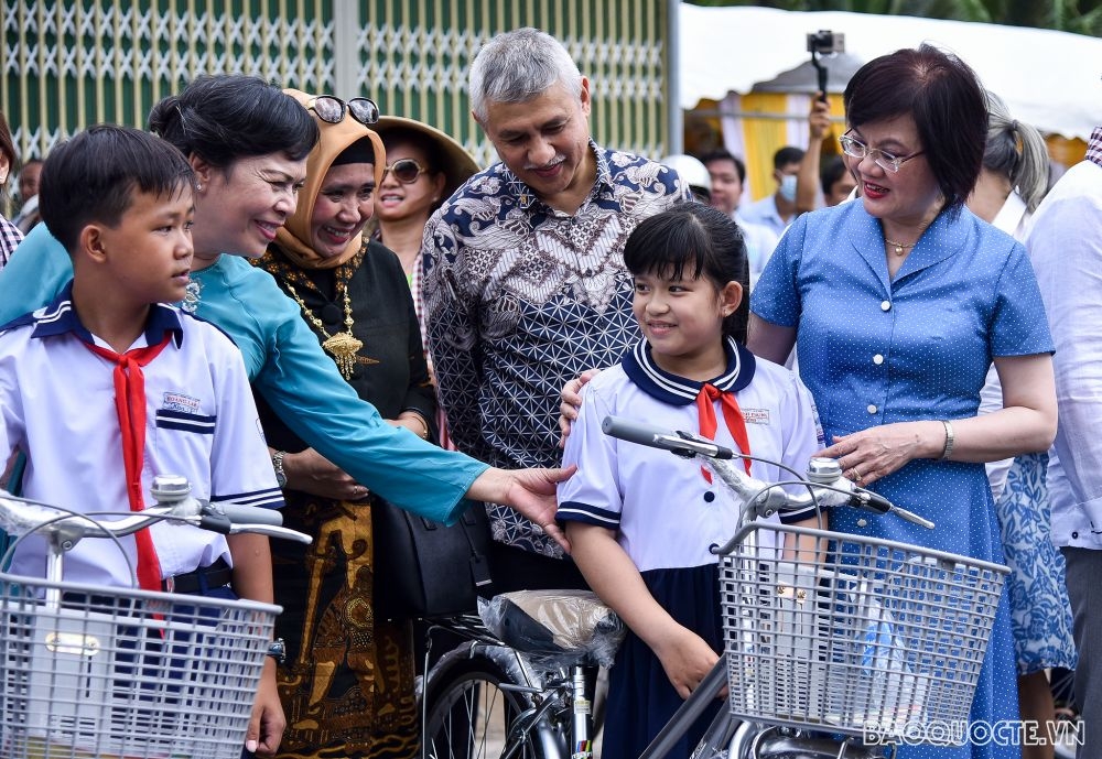 Đại sứ quán các nước và bạn bè quốc tế xây cầu, tặng quà cho nhân dân tỉnh Bến Tre Đại sứ quán các nước và bạn bè quốc tế xây cầu, tặng quà cho nhân dân tỉnh Bến Tre
