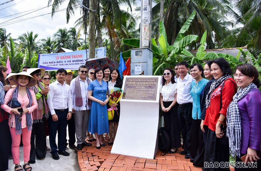 Đại sứ quán các nước và bạn bè quốc tế xây cầu, tặng quà cho nhân dân tỉnh Bến Tre Đại sứ quán các nước và bạn bè quốc tế xây cầu, tặng quà cho nhân dân tỉnh Bến Tre