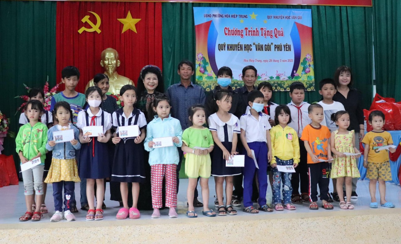 Việt kiều Văn Dương Thành: lấy hội họa tiếp lửa thiện nguyện, hướng về quê hương Việt kiều Văn Dương Thành: lấy hội họa tiếp lửa thiện nguyện, hướng về quê hương