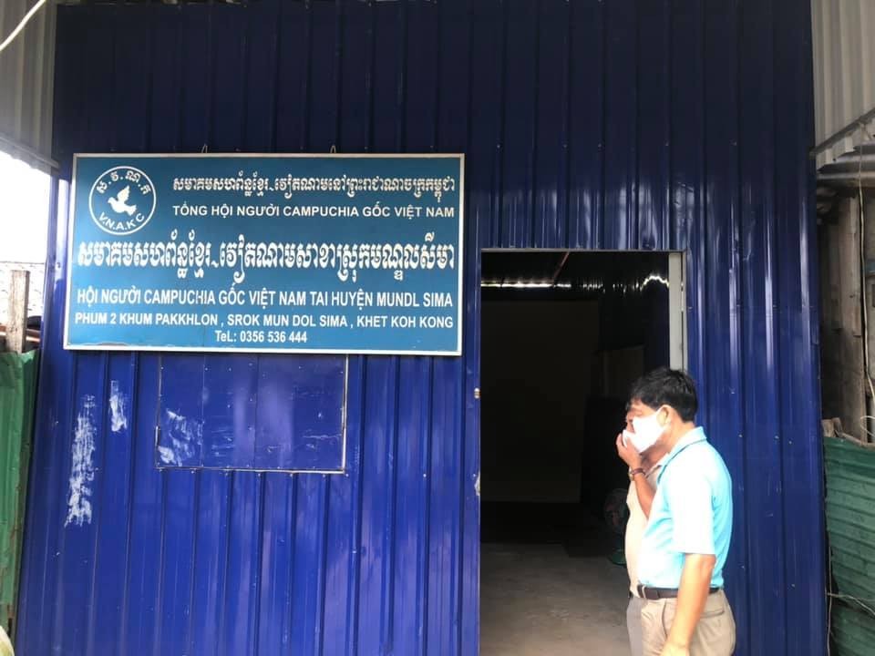 Trao 1000 USD cho dự án cải tạo và nâng cấp lớp học của cộng đồng người gốc Việt tại Koh Kong Trao 1000 USD cho dự án cải tạo và nâng cấp lớp học của cộng đồng người gốc Việt tại Koh Kong